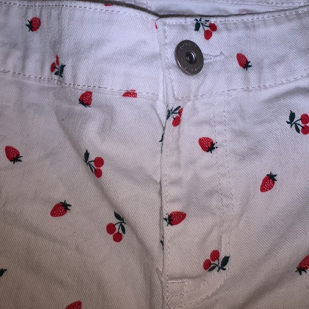 Women’s white shorts with berry print - Picture 4 of 6